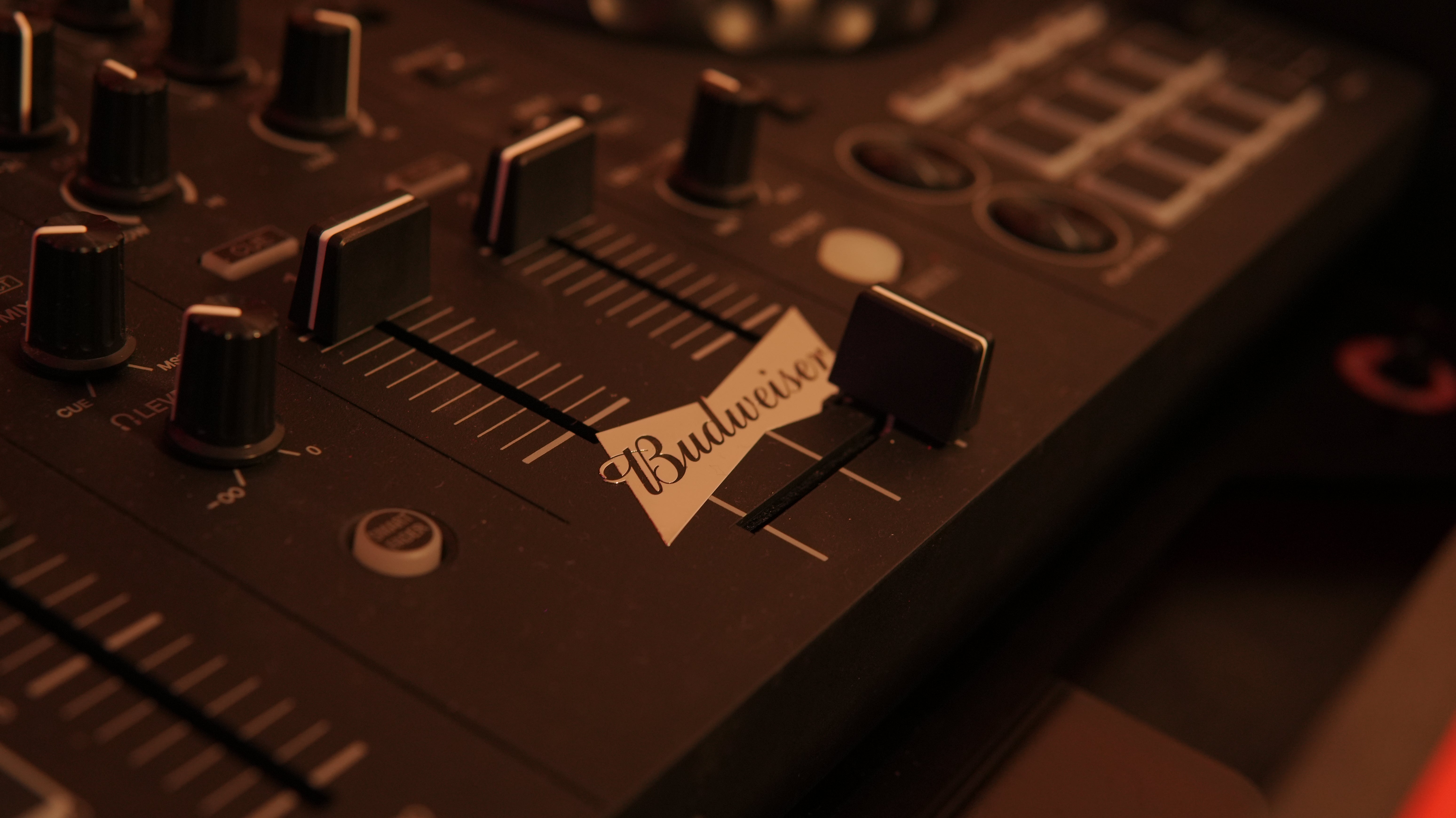 MX1876 - budweiser X notice