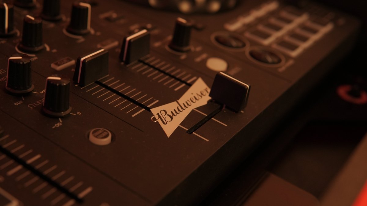 MX1876 - budweiser X notice